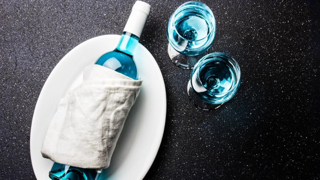 Синее вино имеет характерный фруктовый вкус