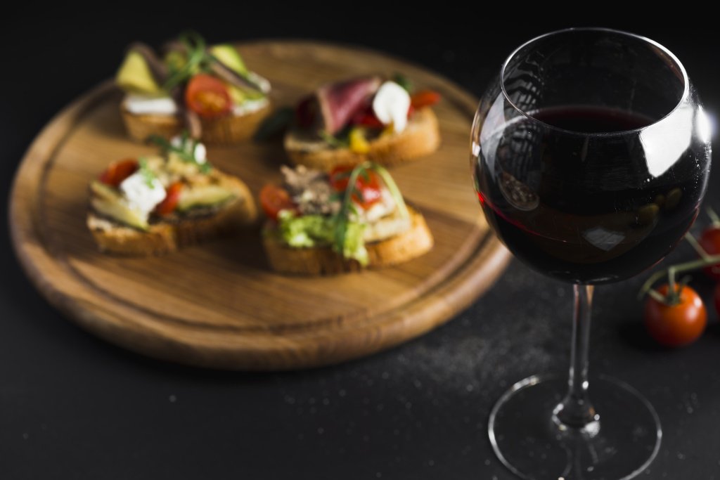 glass-wine-near-tartines.jpg