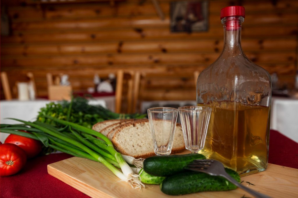 Ракия является идеальным крепким напитком к любому столу