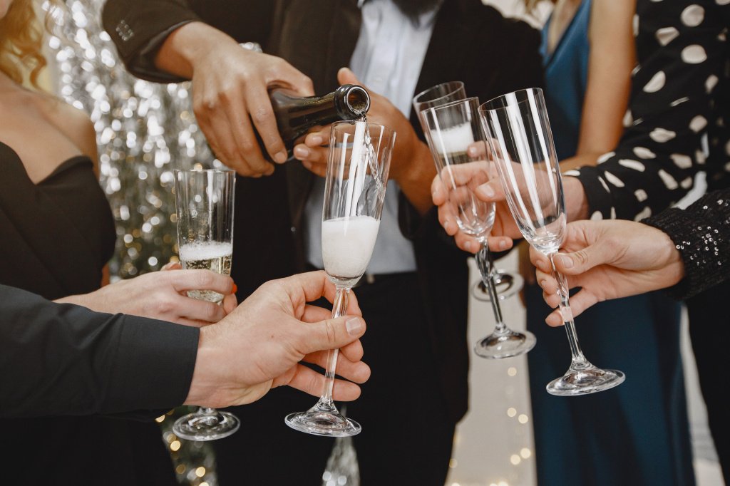 Почему на новый год принято пить шампанское