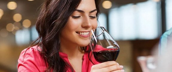 Женское вино: подборка ТОП-10 в честь праздника